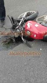 Xalapa, Ver., 11 de noviembre de 2025.- En Circuito Presidentes, en su paso elevado en el cruce con la avenida Murillo Vidal, motociclista resultó lesionado tras derrapar. El percance provocó complicaciones al tráfico vehicular por varios minutos.