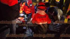 Xalapa, Ver., 11 de septiembre de 2025.- La noche de este martes, una mujer sufrió una caída y quedó atorada entre las rejillas de una alcantarilla sobre la avenida 1°de Mayo, esquina Virgilio Uribe, en la colonia Obrero Campesina. Socorristas realizaron maniobras con equipo hidráulico para lograr extraer la pierna de la fémina.