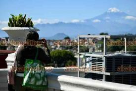 Xalapa, Ver., 12 de noviembre de 2025.- Transentes disfrutan del bello paisaje del Pico de Orizaba desde el parque Jurez.