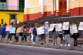 Xalapa, Ver.,  12 de noviembre de 2025.- Estudiantes de la FNERR organizaron valla humana en respaldo a sus compaeros de Oaxaca que exigen la devolucin de un albergue.