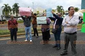 Xalapa, Ver., 12 de noviembre de 2025.- Docentes de la UPAV que exigen sus pagos bloquearon la tarde de este mircoles la avenida Lzaro Crdenas, frente a la SEV.