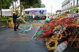 Xalapa, Ver., 13 de noviembre de 2025.- Comenz la instalacin de adornos navideos en el parque Jurez.