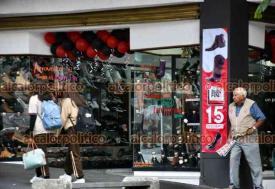 Xalapa, Ver., 13 de noviembre de 2025.- Xalapeños disfrutan de las ofertas del Buen Fin.