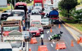 Xalapa, Ver., 13 de noviembre de 2025.- Completo caos vial en la Capital por reparaciones en el puente Las Trancas. Automovilistas tardan hasta una hora en un trayecto que normalmente es de 10 minutos.
