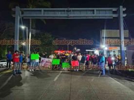 Boca del Ro, Ver., 13 de noviembre de 2025.- La noche de este jueves, un equipo antimotines de la SSP lleg al puente de Boca del Ro donde choferes de apps de transporte mantienen bloqueada la vialidad. Hasta las 20:00 horas no haba enfrentamiento ni los han intentado desalojar.