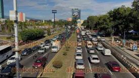Xalapa, Ver., 14 de noviembre de 2025.- Este viernes, la avenida Lzaro Crdenas sigue presentando gran carga vehicular por los trabajos en el puente de Las Trancas.  Cerca de las 10.00 horas se habilit un carril con direccin al Puerto. Maneje con precaucin.