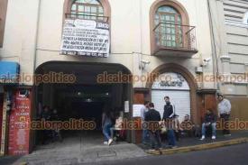 Xalapa, Ver., 14 de noviembre de 2025.- Empleados sindicalizados suspendieron labores en las oficinas del CECYTEV de la calle Carrillo Puerto de esta Capital. Exigen el pago del retroactivo del aumento salarial.