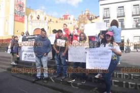 Xalapa, Ver., 14 de noviembre de 2025.- Estudiantes de la UPAV se manifestaron en apoyo a sus docentes. Lamentan que, pese a que pagan puntualmente sus cuotas, sus asesores llevan 2 semestres sin salario. Hacen bloqueos intermitentes en la calle Enrquez.