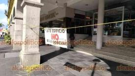 Xalapa, Ver., 15 de noviembre de 2025.- Previo a la ?Marcha de la Generación Z? este sábado, en el Edificio Nachita colgaron letreros para aclarar que dicho inmueble no es de Gobierno.