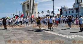 Veracruz, Ver., 15 de noviembre de 2025.- Gritando consignas contra MORENA y la gobernadora Rocío Nahle, manifestantes que portan fotos del alcalde asesinado de Uruapan, Carlos Manzo, marcharon en la Macroplaza del malecón para exigir justicia en el País.