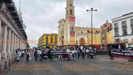 Xalapa, Ver., 15 de noviembre de 2025.- Contingente de la ?Marcha Nacional por México? se plantó en la calle Enríquez. El viernes, el Ayuntamiento anunció que se cerrarían calles por la ?Marcha de la Generación Z? este sábado, por lo que pedía tomar previsiones y evitar la zona centro.