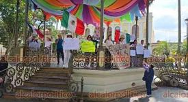 Orizaba, Ver., 15 de noviembre de 2025.- Jóvenes de la Generación Z se congregaron en el parque Apolinar Castillo para pronunciarse contra violencia en el País. Lanzaron consignas como ?Fuera MORENA? y ?No somos bots? y exigieron más seguridad.