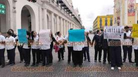 Xalapa, Ver., 15 de noviembre de 2025.- Estudiantes de la UPAV de Enfermería de Perote se manifestaron y bloqueron unos minutos la calle Enríquez para denunciar su baja repentina en el sistema, lo que podría estar ligado a presuntas irregularidades en los pagos.