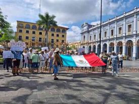 Córdoba, Ver., 15 de noviembre de 2025.- A la marcha de la Generación Z muchos ciudadanos se sumaron de manera espontánea. Se escucharon consignas como ?México despierta, la democracia no se vende?, ?El pueblo unido jamás será vencido? y ?La voz del pueblo es nuestra fuerza?.