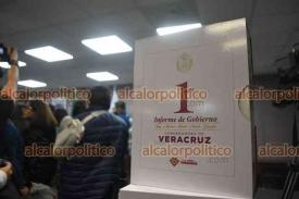 Xalapa, Ver., 15 de noviembre de 2025.- El secretario de Gobierno, Ricardo Ahued, entregó a la presidenta de la Mesa Directiva del Congreso, Naomi Edith Gómez, el Primer Informe de la gobernadora Rocío Nahle.