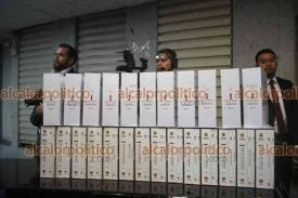 Xalapa, Ver., 15 de noviembre de 2025.- El secretario de Gobierno, Ricardo Ahued, entregó a la presidenta de la Mesa Directiva del Congreso, Naomi Edith Gómez, el Primer Informe de la gobernadora Rocío Nahle.