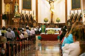 Xalapa, Ver., 16 de noviembre de 2025.- El párroco de la Catedral de Xalapa, Ignacio Barrera, ofició la misa dominical.