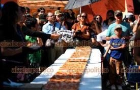 Xalapa, Ver., 16 de noviembre de 2025.- Pizzería xalapeña preparó ?La pizza más grande de Xalapa?, en el Barrio Mágico del Xallitic. Asistieron adultos y niños para disfrutar de un pedazo.