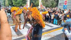 Orizaba, Ver., 16 de noviembre de 2025.- Músicos y danzantes de diferentes partes del país, parte del Festival de Máscaras Danzantes de Coscomatepec, mostraron la tarde de este domingo su arte, danzas, tradición y cultura por las calles de este Pueblo Mágico.