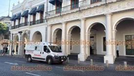 Xalapa, Ver., 17 de noviembre de 2025.- Ciudadano solicit ayuda a elementos policiacos al sentirse mal. Paramdicos acudieron para valorarlo y trasladarlo a un hospital.