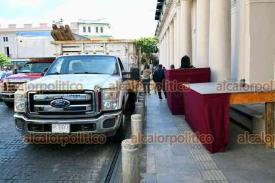 Xalapa, Ver., 17 de noviembre de 2025.- Comenz la instalacin de templetes frente a Palacio de Gobierno por el desfile del 20 de noviembre, por lo que se redujo la vialidad en Enrquez.

