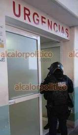 Xalapa, Ver., 17 de noviembre de 2025.- Policas estatales resguardan las entradas al Hospital Civil. Trascendi que protegen al herido en el ataque en Cerro Gordo. 
