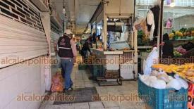 Orizaba, Ver., 18 de noviembre de 2025.- Personal municipal desaloj a comerciante de pollo de un local del mercado ?Melchor Ocampo?, medida ordenada por el Tribunal de Justicia Administrativa. El vendedor aclar que no fue notificado sobre la diligencia, pero accedi a salirse.