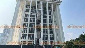 Veracruz, Ver., 18 de noviembre de 2025.- Burlando a la seguridad del inmueble abandonado, hombre se subi al quinto piso de la Torre de PEMEX en el Malecn, movilizando a elementos de Bomberos y de la Polica Municipal para bajarlo.