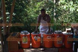 Xalapa, Ver., 18 de noviembre de 2025.- En el Centro EcoDilogo se instal el Tianguis Bio-regional, con expositores de productos locales.