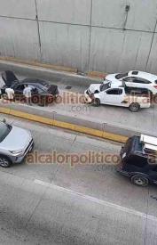 Xalapa, Ver., 18 de noviembre de 2025.- Dos vehculos chocaron por alcance en el viaducto de la Araucaria, en la avenida Lzaro Crdenas.
