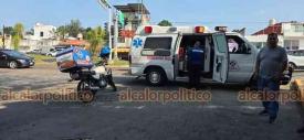 Xalapa, Ver., 3 de diciembre de 2025.- Taxi y una mujer repartidora de pizzas que iba en moto chocaron en la avenida Maestros Veracruzanos, esquina con Adalberto Tejada, en el fraccionamiento Pomona. Paramdicos atendieron a la lesionada, mientras que personal de Trnsito del Estado hizo el peritaje.