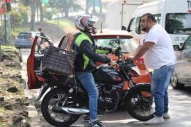 Xalapa, Ver., 5 de diciembre de 2025.- La maana de este viernes, en la avenida Maestros Veracruzanos, un motociclista impact por alcance a un automvil. De acuerdo al afectado, el motociclista se mostr agresivo, forcejearon y termin por huir. Ahora pide apoyo para localizarlo.