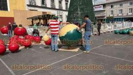 Xalapa, Ver., 5 de diciembre de 2025.- Fue colocado el Nacimiento bajo el pino de Navidad en plaza Lerdo.