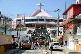 Xalapa, Ver., 7 de diciembre de 2025.- Trabajadores de Limpia Pública, cumplen 40 años de peregrinar hacia la Basílica del Dique.