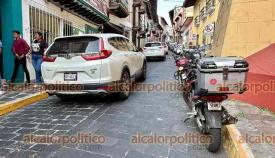 Xalapa, Ver., 7 de diciembre de 2025.- Se terminó el abuso de las grúas pero inició el abuso de los ciudadanos. Este domingo, el tráfico en el centro colapsó debido a la cantidad de vehículos estacionados en doble fila y en lugares prohibidos.