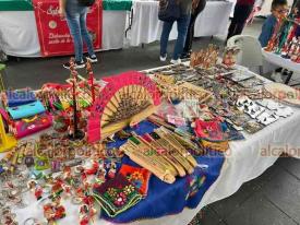 Xalapa, Ver., 7 de diciembre de 2025.- Xalapeños disfrutan del último día de Expo Artesanal en el parque Juárez, que estará hasta las 20:00 horas.