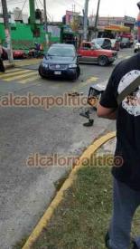 Xalapa, Ver., 7 de diciembre de 2025.- La tarde de este domingo, en la intersección de Pípila y Cerdán, chocaron un auto y una motocicleta. Elementos de Tránsito del Estado tomaron conocimiento de los hechos.