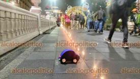 Xalapa, Ver., 7 de diciembre de 2025.- Como parte de la tradicin del Nio Perdido, xalapeos acudieron al parque Jurez acolocarvelas, la noche de este domingo.