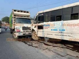 Veracruz ,Ver., 8 de diciembre de 2025.- Autobs de la ruta Galas-Lomas 4 presuntamente se pas el alto y colision contra al menos 3 vehculos antes de impactarse contra camin de la empresa Bachoco.