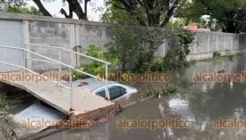 Boca del Ro, Ver., 8 de diciembre de 2025.- Automovilista se fue a canal de aguas negras en la calle rsulo Galvn de la colonia Manantial. El conductor coment que desconoca que haba un canal y por las calles inundadas no se percat del riesgo.
