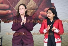 Xalapa, Ver., 9 de diciembre de 2025.- La gobernadora Roco Nahle dio el banderazo de inicio a la Caravana ?Abrigando Corazones?, en las instalaciones del DIF Estatal.