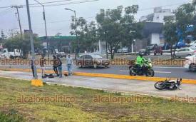 Emiliano Zapata, Ver., 9 de diciembre de 2025.- Joven mujer en motocicleta se accidentó frente a Plaza El Juguete, a un costado de la carretera Xalapa-Veracruz, la tarde de este martes. Fue llevada al Hospital Civil, donde se reporta grave.