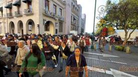 Xalapa, Ver., 10 de diciembre de 2025.- Desde primera hora, el lder Juan Piedra y sus seguidores dan vueltas en el centro de la ciudad gritando su nombre como apoyo.