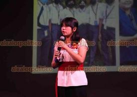 Xalapa, Ver., 11 de diciembre de 2025.- En el marco de los 16 das de activismo contra la violencia, ngela Elena Olazarn Laureano, ?la estudiante ms inteligente del mundo?, ofreci la conferencia titulada ?Las Tecnologas de Informacin como Derecho Humano?.