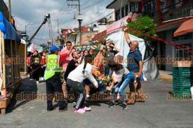 Xalapa, Ver., 11 de diciembre de 2025.- Despus de medioda continuaban los trabajos para retirar los postes que derrib una camioneta en la zona de El Dique. Lo ocurrido complic a peregrinos su andar por la zona.