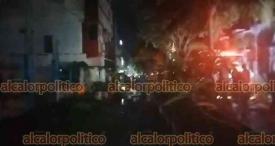 La Antigua, Ver., 11 de diciembre de 2025.- La noche de este jueves se registr la explosin de un tanque de gas cilndrico en concurrido restaurante de la zona centro de Cardel, lo que caus mltiples destrozos. PC y Bomberos de La Antigua ya atienden el siniestro.