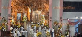 Xalapa, Ver., 11 de diciembre de 2025.- Esta noche, cientos de fieles acudieron a la Baslica Menor de Nuestra Seora de Guadalupe, en el tradicional barrio El Dique de Xalapa, para participar en la misa anticipada; ser en punto de las 12 horas cuando se entonen Las Maanitas en honor a la Virgen Morena.