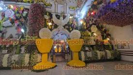 La Perla, Ver., 12 de diciembre de 2025.- Como cada año, para celebrar a la Virgen de Guadalupe, miles de flores de diversos tipos y frutas adornan la Iglesia Santa María de Guadalupe, arte que disfrutan turistas y locales.