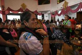 Xalapa, Ver., 12 de diciembre de 2025.- Feligreses llegan a la Basílica Menor de El Dique para agradecer y pedir milagros a la Virgen de Guadalupe en su día.
