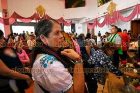 Xalapa, Ver., 12 de diciembre de 2025.- Feligreses llegan a la Basílica Menor de El Dique para agradecer y pedir milagros a la Virgen de Guadalupe en su día.
